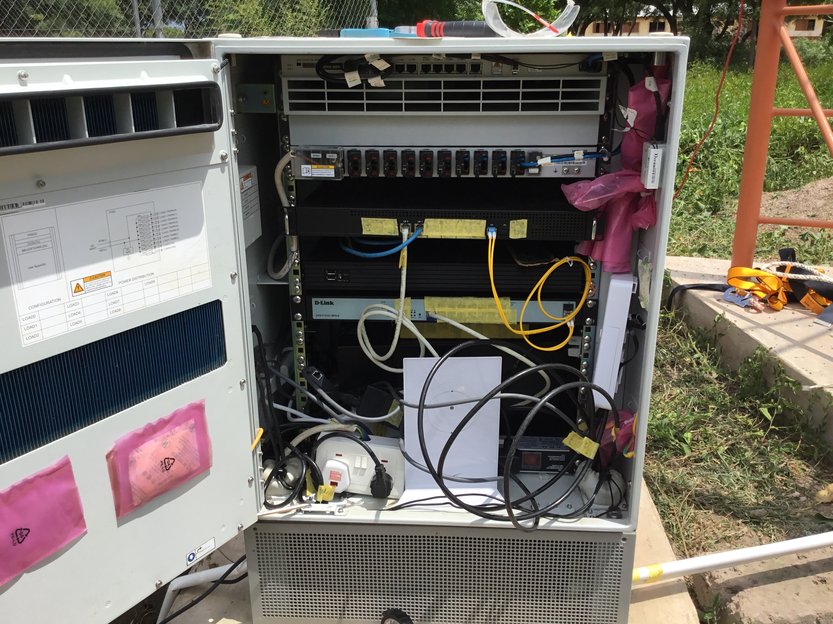Network equipment cabinet